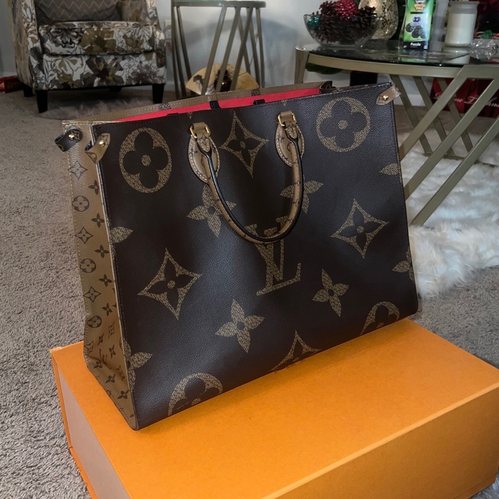 LouisVuttion ONTHEGO MM ( jumbo size purse )